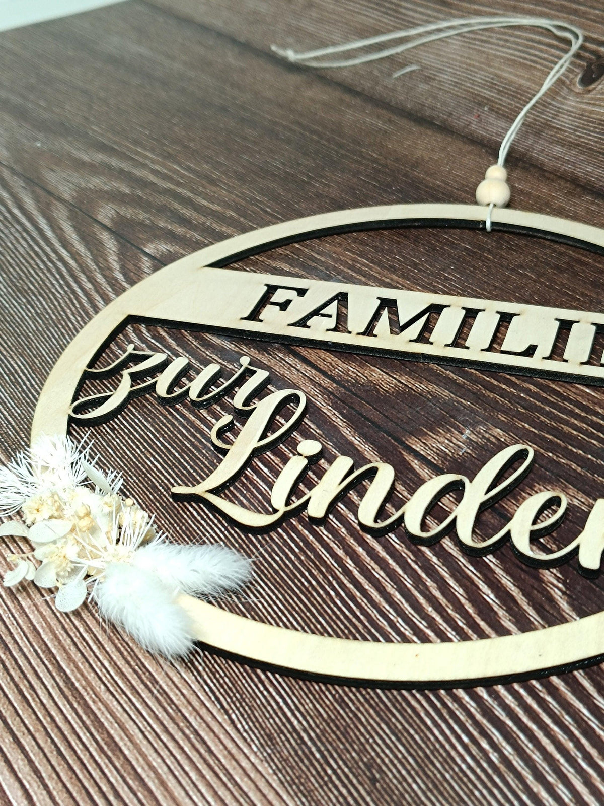 Türkranz / Türschild "Olivia", mit personalisiertem Nachnamen / Namen, sowie Trockenblumen, aus Holz gelasert, Familienschild, Namensschild