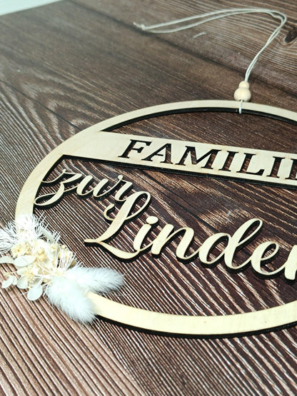 Türkranz / Türschild "Olivia", mit personalisiertem Nachnamen / Namen, sowie Trockenblumen, aus Holz gelasert, Familienschild, Namensschild