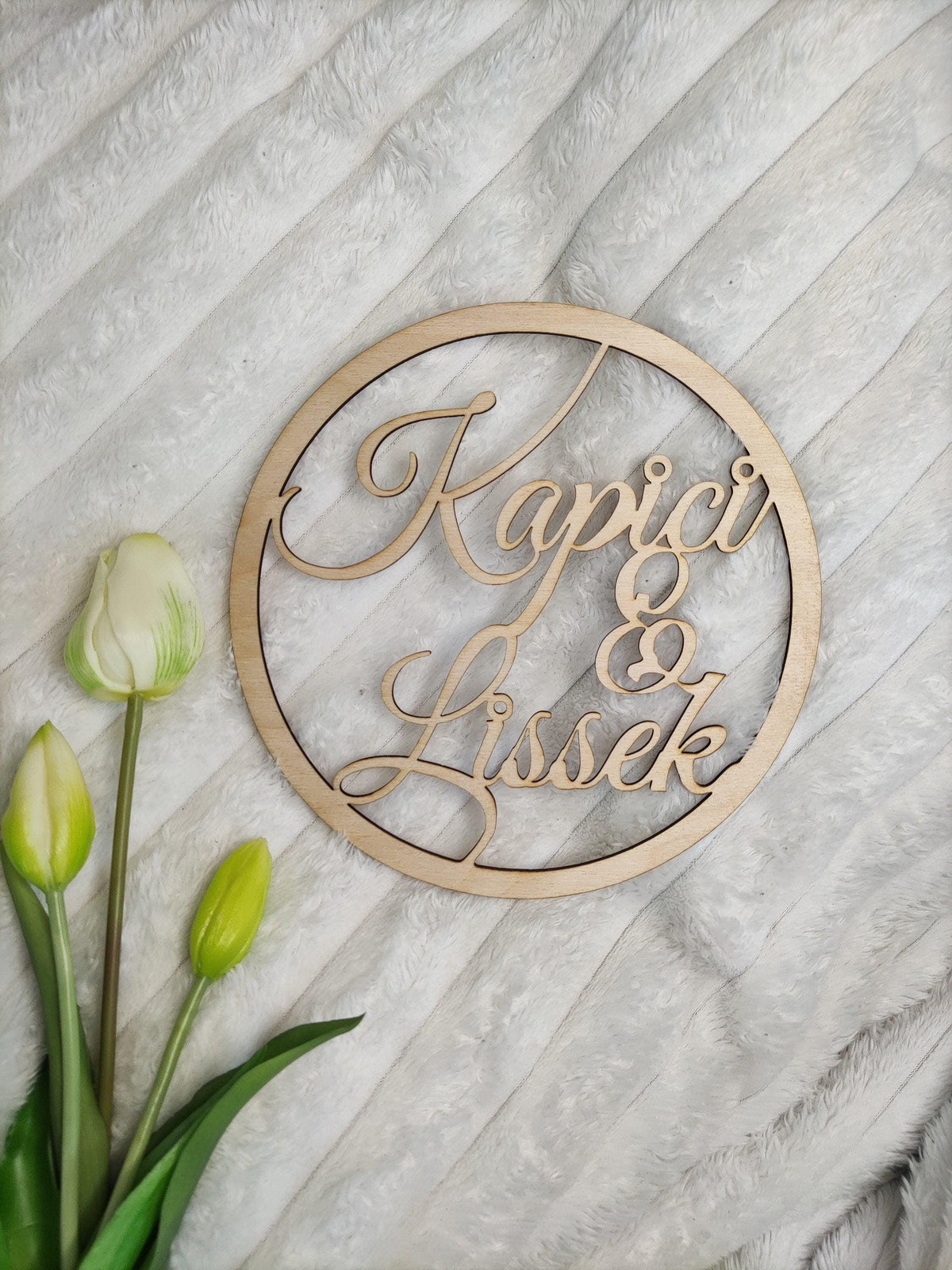 Türkranz / Türschild "Olivia", mit personalisiertem Nachnamen / Namen, sowie Trockenblumen, aus Holz gelasert, Familienschild, Namensschild