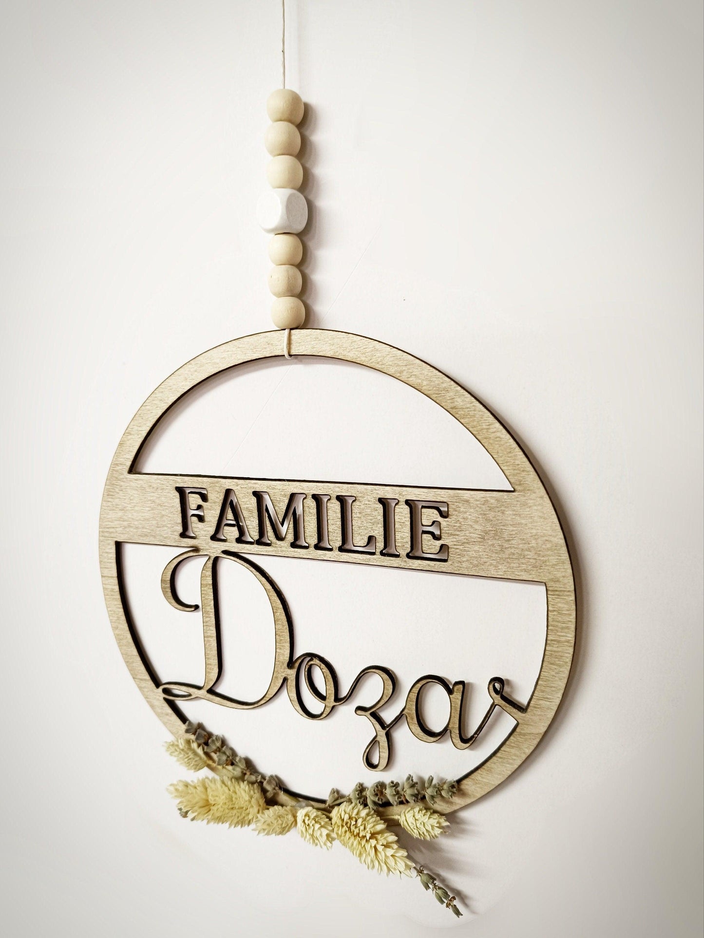 Türkranz / Türschild "Olivia", mit personalisiertem Nachnamen / Namen, sowie Trockenblumen, aus Holz gelasert, Familienschild, Namensschild