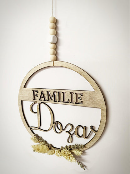 Türkranz / Türschild "Olivia", mit personalisiertem Nachnamen / Namen, sowie Trockenblumen, aus Holz gelasert, Familienschild, Namensschild