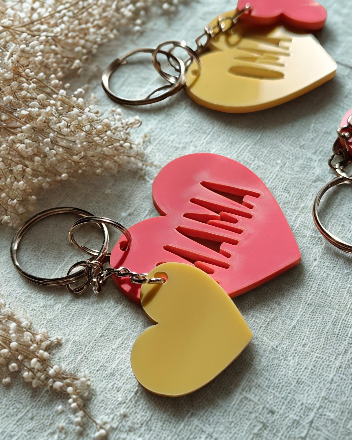 Herz Schlüsselanhänger, Geschenk für Mama | Oma | Papa | Opa | Acryl Anhänger mit Herz | Muttertag | Geschenkidee | Geburtstag | Liebe