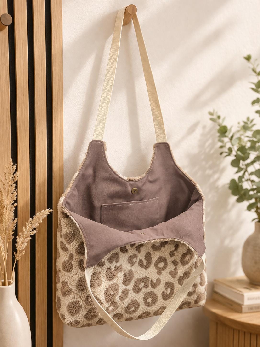 Teddybag | Große Stofftasche mit Innenfach | Teddy Tasche Damen Leo Shopper Handmade | Kuschelige Sherpa Bag Beige Leopard | Umhängetasche