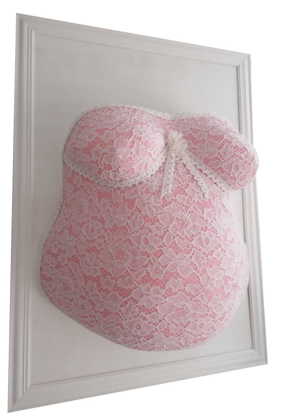 Detailgetreuer Babybauch-Gipsabdruck mit Beleuchtung, handgefertigt und bemalt, verziert mit Spitze und personalisiert mit Ultraschallbild / Foto / Wunschmotiv – einzigartige Erinnerung von Lisa-Designs.