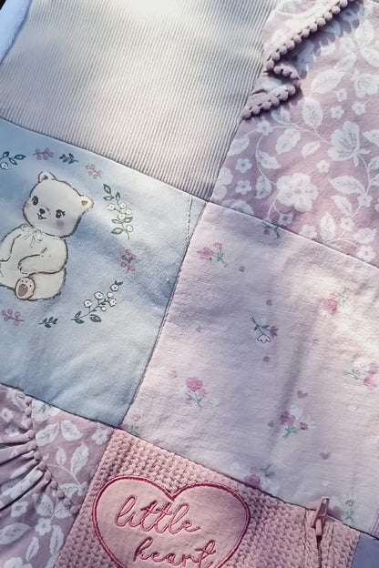 Erinnerungs-Krabbeldecke aus Babybodys | Individuelle Patchworkdecke aus Babykleidung | Kuscheldecke Upcycling personalisiert | handmade