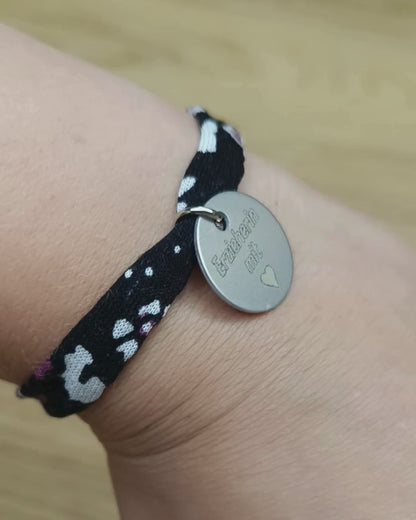 Personalisierbares Armband aus Upcycling-Stoff mit Edelstahlanhänger – Geschenk für Erzieherin, Patentante, Trauzeugin u.v.m.