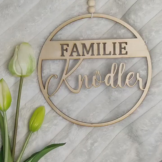 Türkranz / Türschild "Olivia", mit personalisiertem Nachnamen / Namen, sowie Trockenblumen, aus Holz gelasert, Familienschild, Namensschild