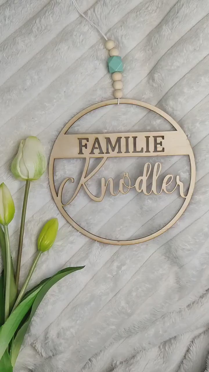 Türkranz / Türschild "Olivia", mit personalisiertem Nachnamen / Namen, sowie Trockenblumen, aus Holz gelasert, Familienschild, Namensschild