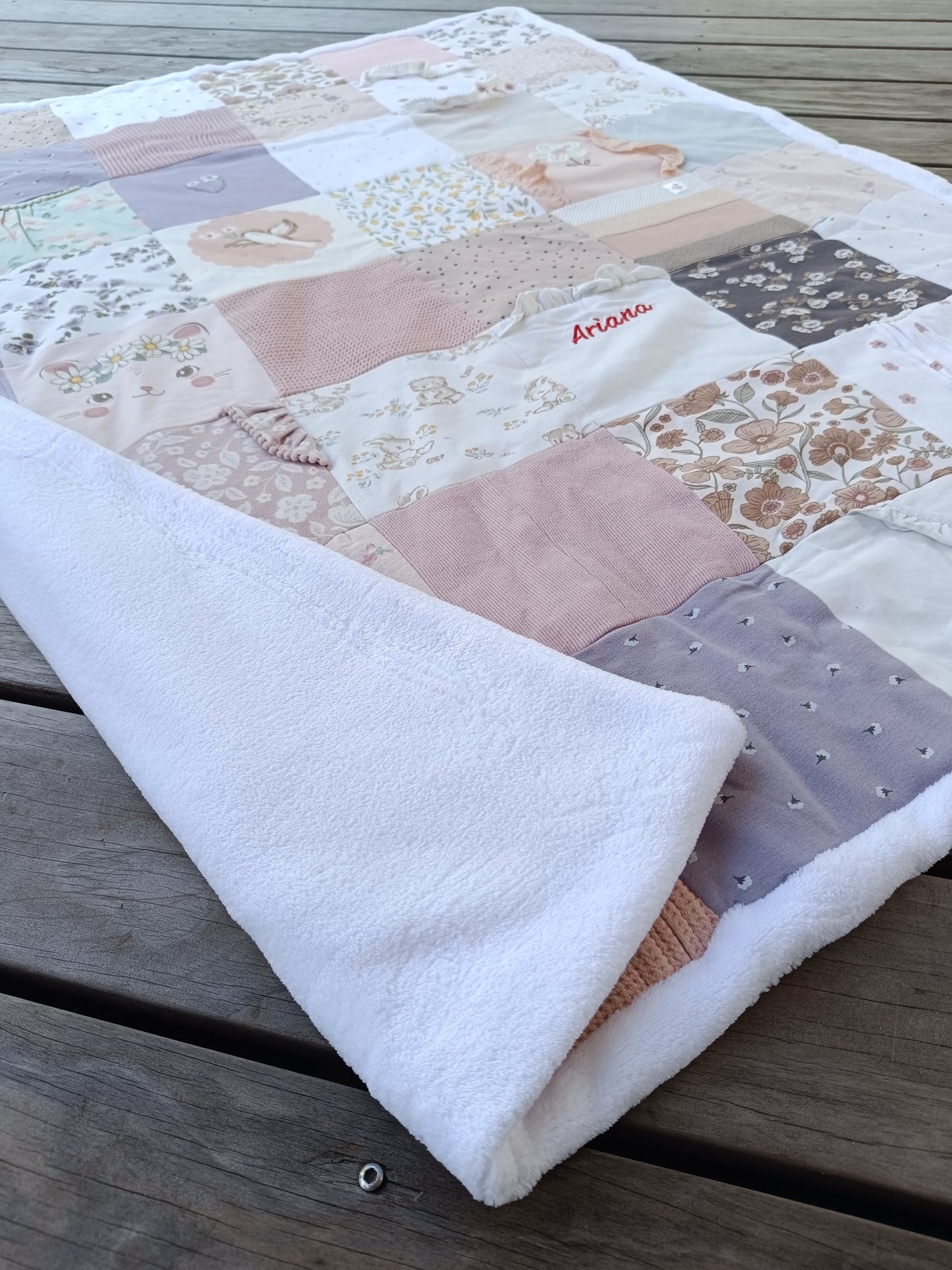 Erinnerungs-Krabbeldecke aus Babybodys | Individuelle Patchworkdecke aus Babykleidung | Kuscheldecke Upcycling personalisiert | handmade