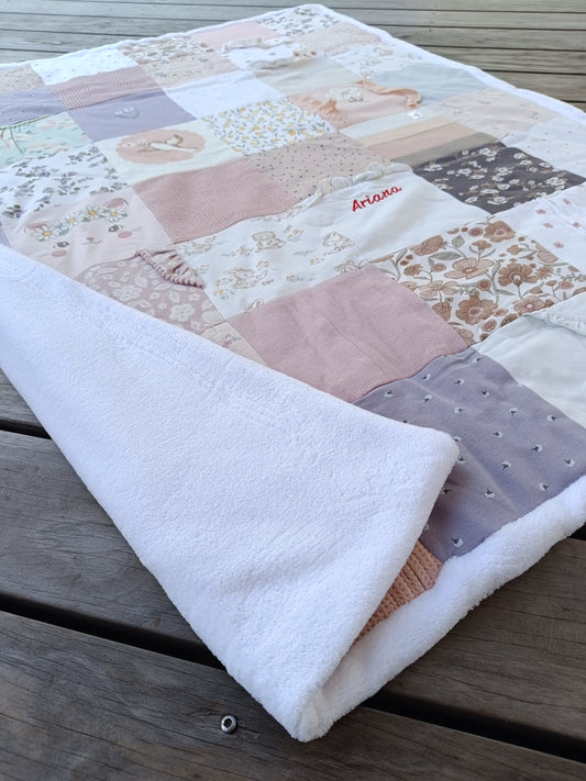 Erinnerungs-Krabbeldecke aus Babybodys | Individuelle Patchworkdecke aus Babykleidung | Kuscheldecke Upcycling personalisiert | handmade